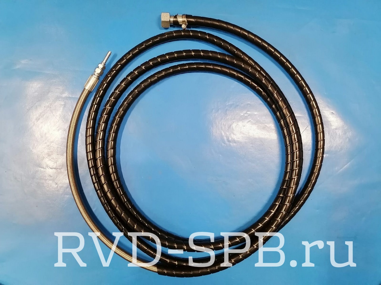 Тефлоновый ( PTFE) гладкий двухоплеточный рукав 250 бар L 6000 мм в пластиковой спиральной защите BSP - FLAT 3/4 - NPTF 1/4 Тефлоновый ( PTFE) гладкий двухоплеточный рукав 250 бар L 6000 мм в пластиковой спиральной защите BSP - FLAT 3/4 - NPTF 1/4