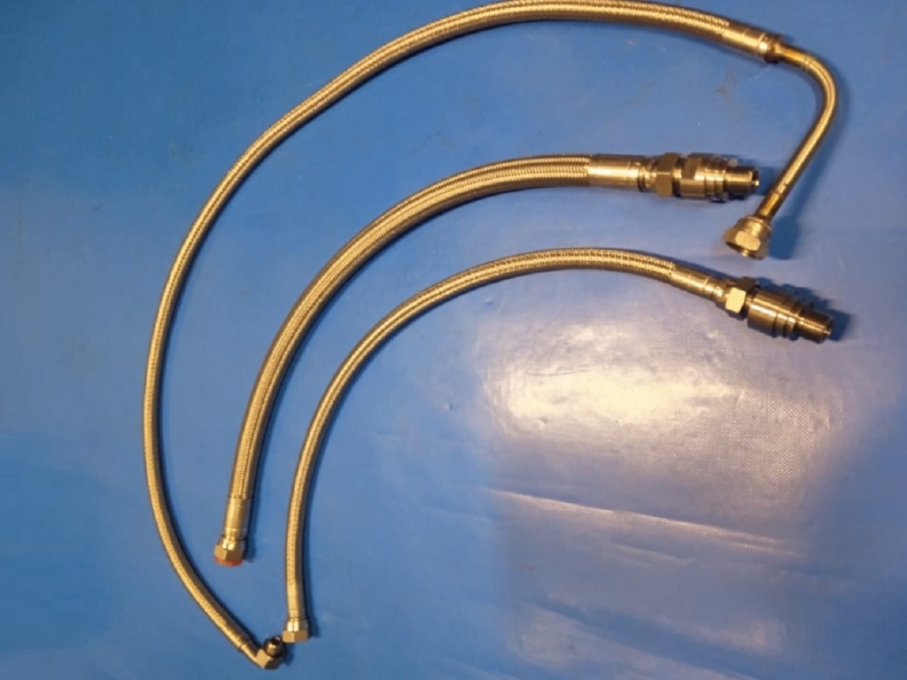 Ftoroplastovyj (teflonovyj) gofrirovannyj gibkij shlang PTFE, trubka nerzh.jpg